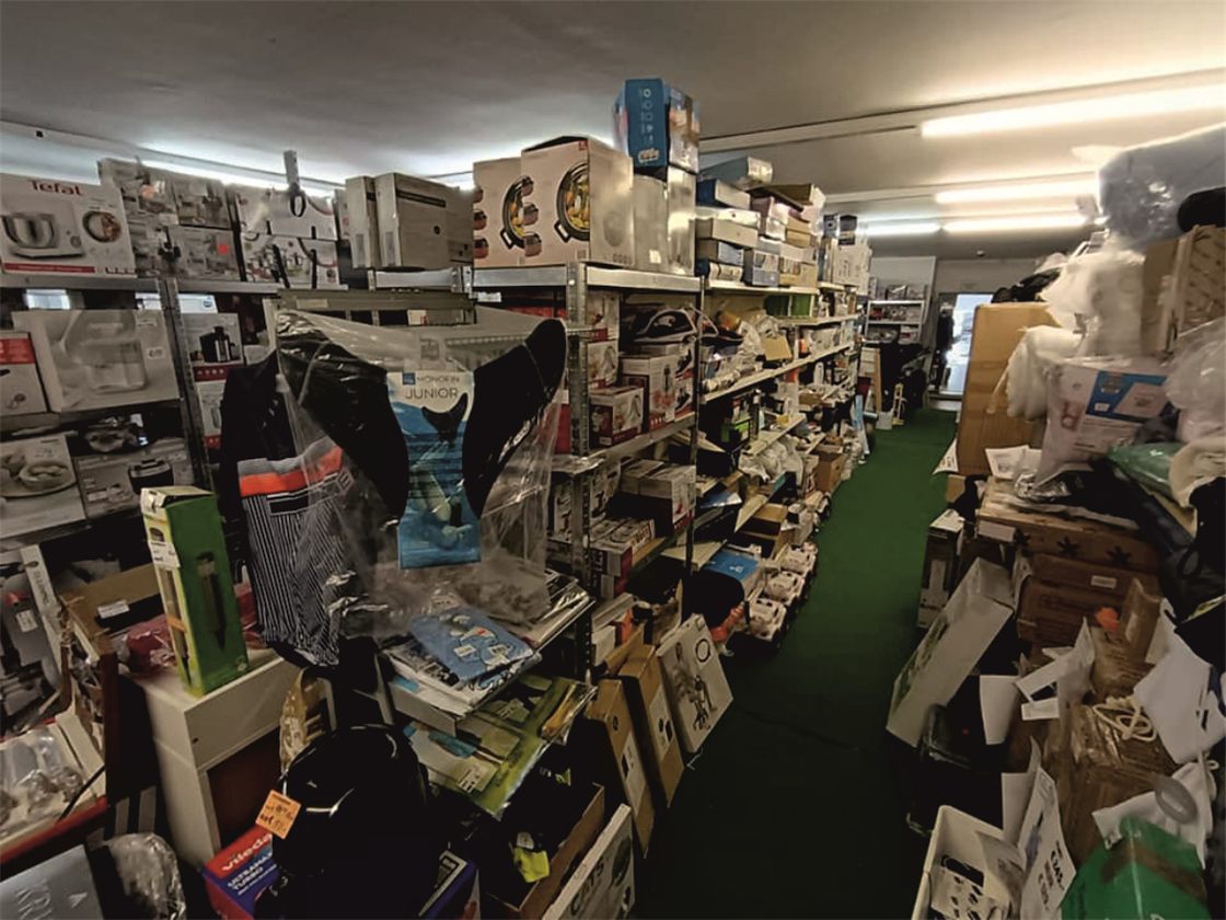 Gefüllte Regale im Crazy Restpostenshop mit Küchengeräten, Textilien und Spielwaren